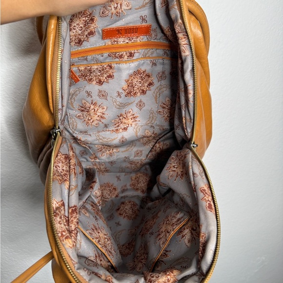 Hobo Divine Shoulder Bag Tan Adjustable Strap Soft Leather - Picture 8 of 9